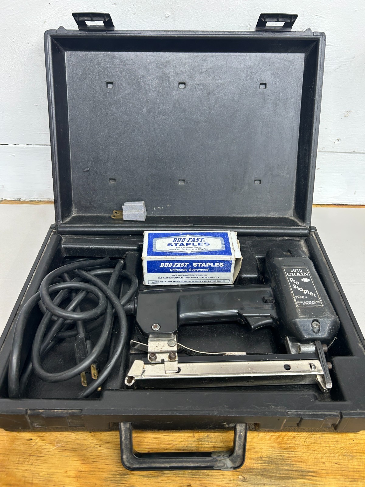 CRAIN #615 Professional CARPET PRO STAPLER TYPE B WITH CASE AND STAPLES