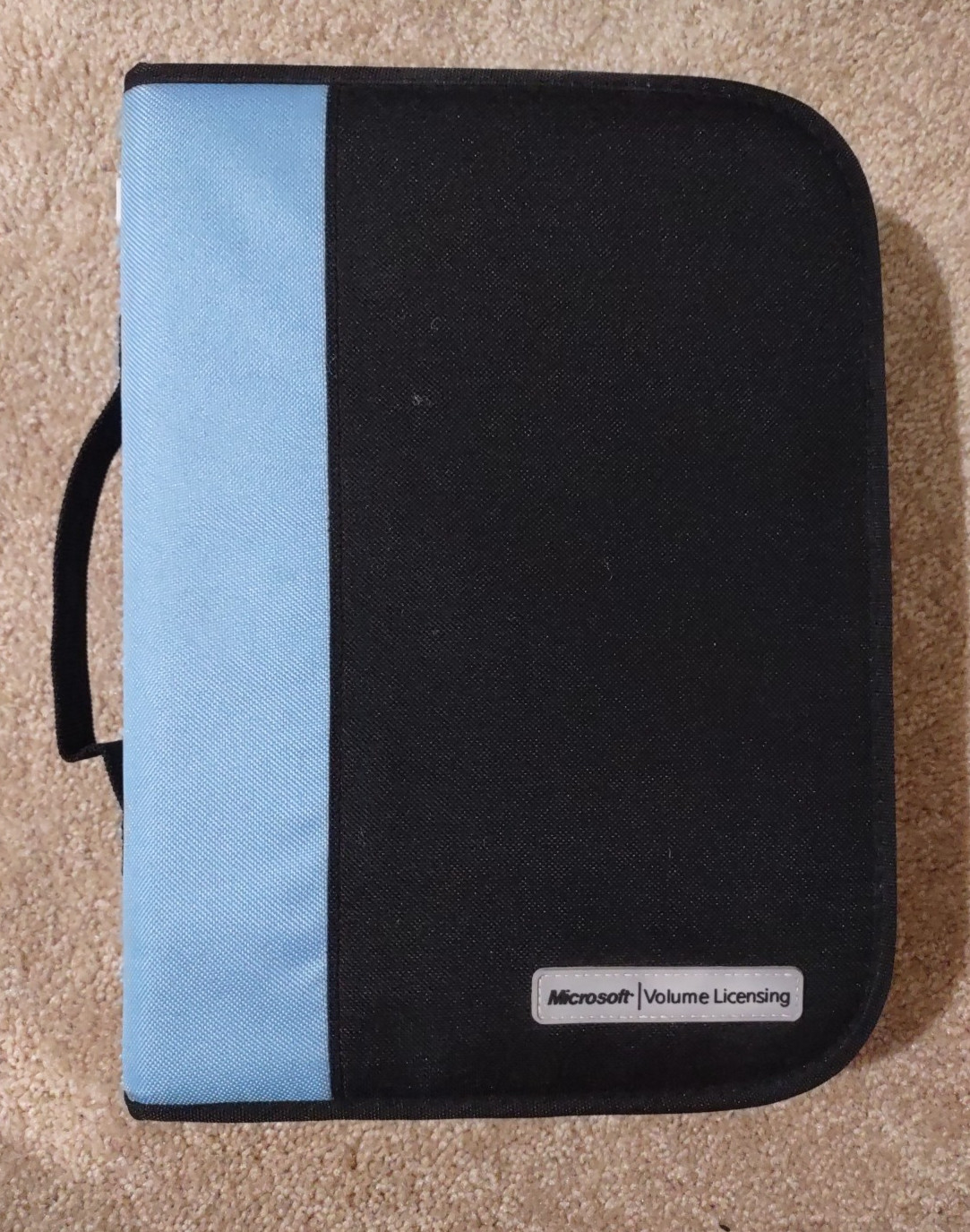 MICROSOFT Volume Licensing Canvas Storage Binder 12.5” x 9” x 3”Full W/ 70 Discs