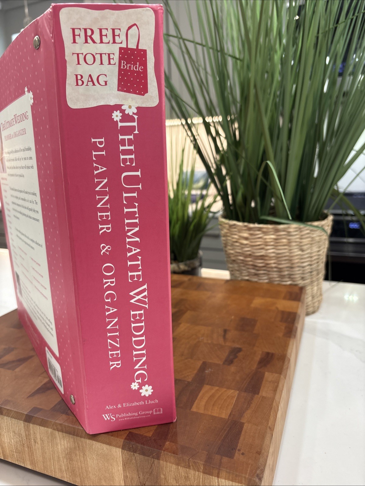The Ultimate Wedding Planner & Organizer Binder Elizabeth & Alex Lluch FREE TOTE