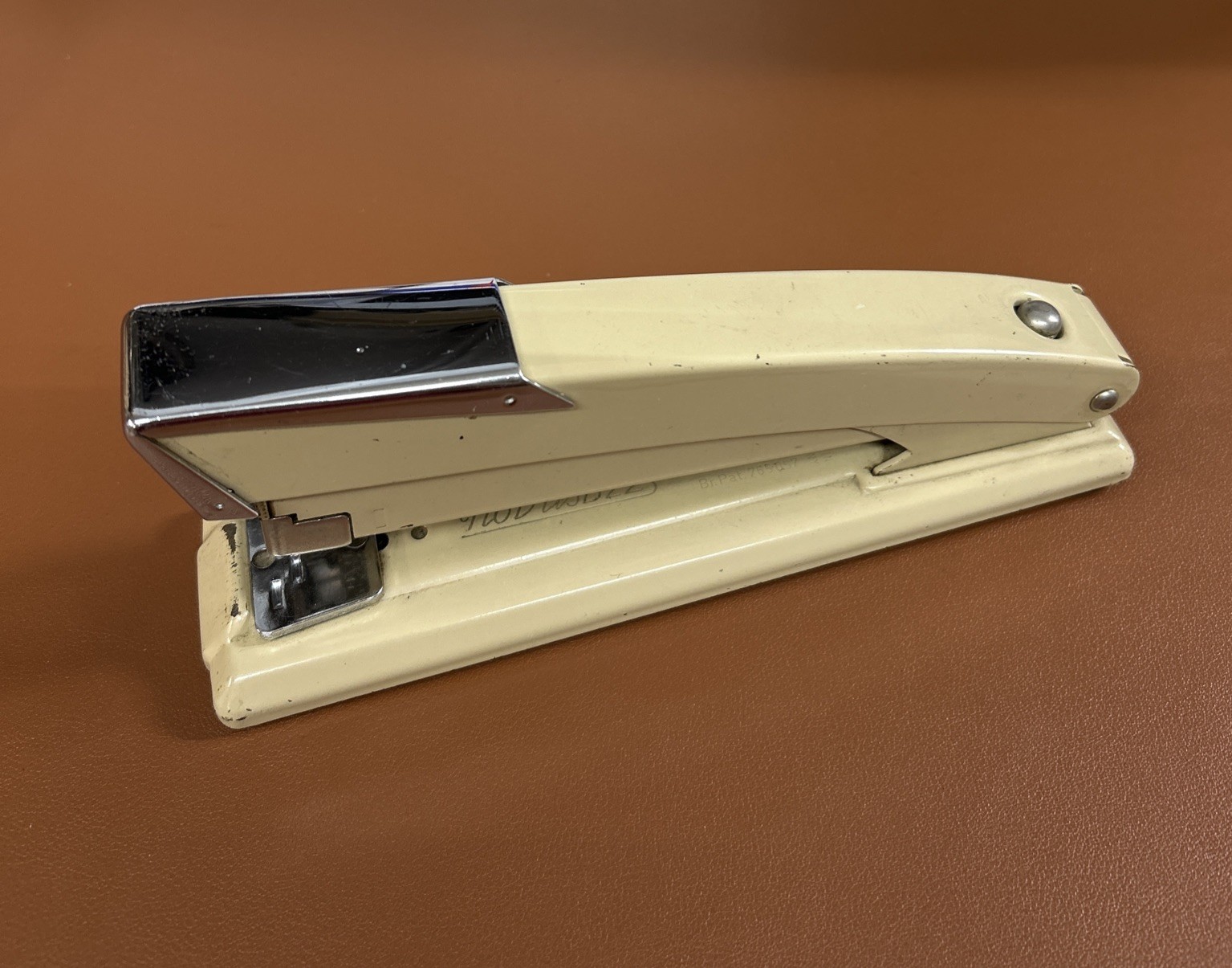 Novus B22 Mid Century Modern Stapler Beige Desk Top Made In Germany 7 3/4”