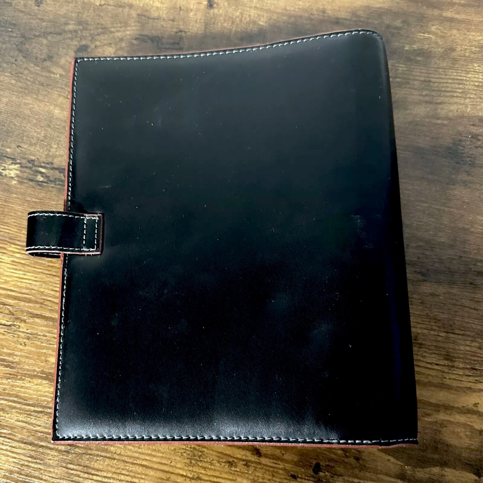 Franklin Covey Classic Black 7 Ring Binder Snap Closure Buckle Strap Red Detail