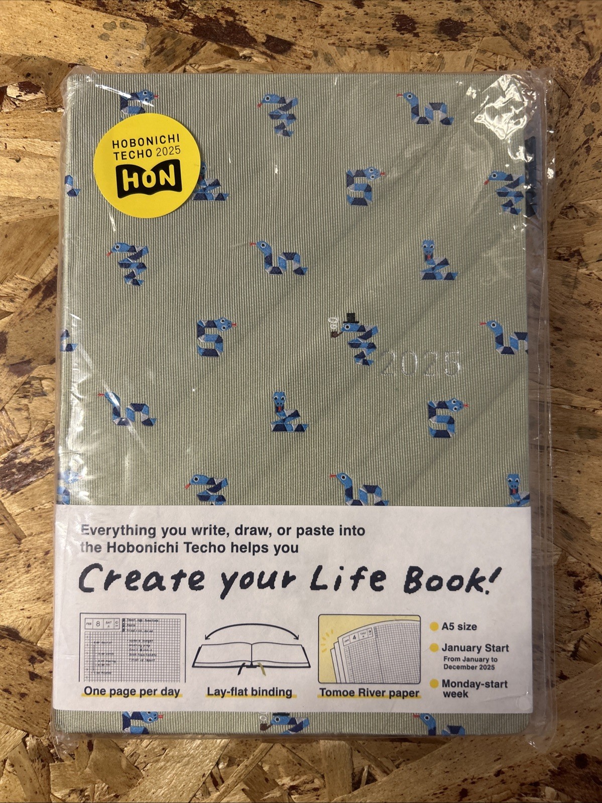 Hobonichi Techo 2025 HON English A5 Size/January Start – bow & tie snake toy