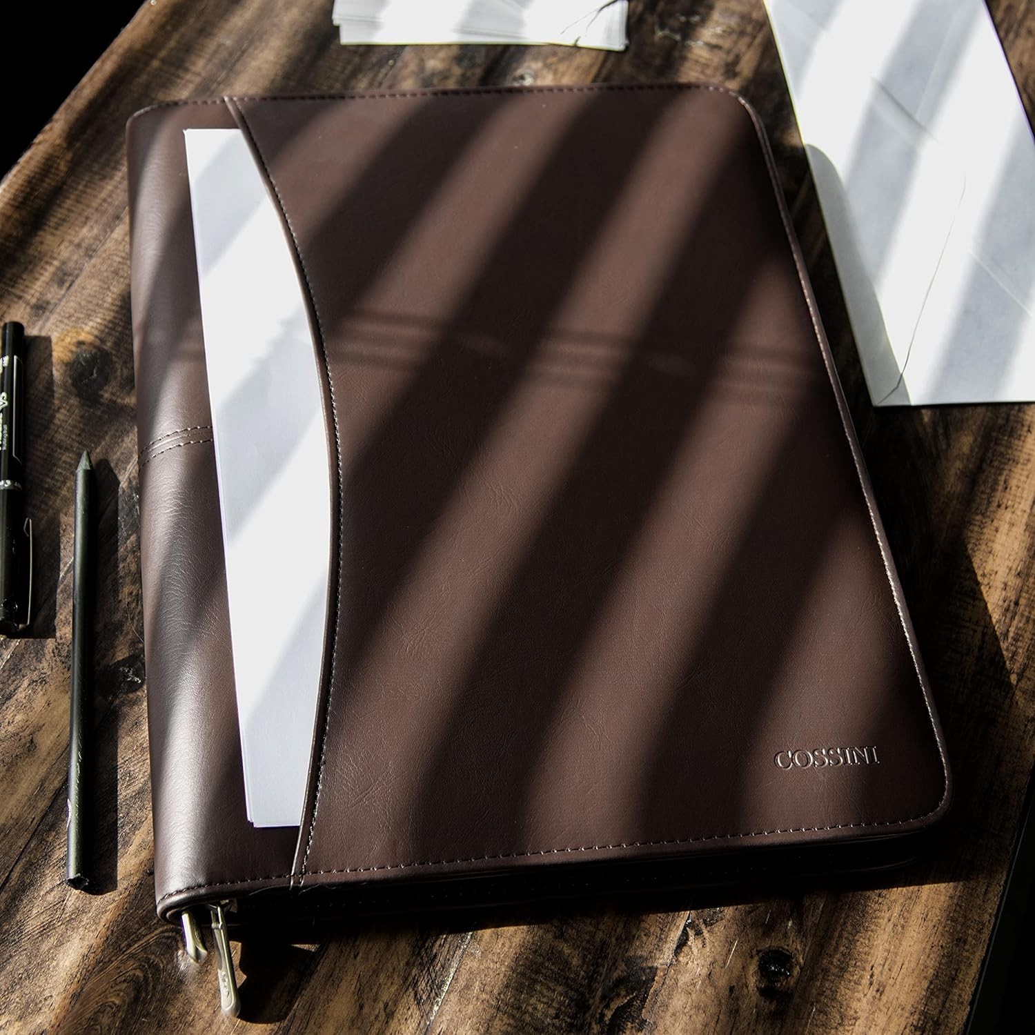 Stylish Business Padfolio with Organized Storage for Meetings and Interviews