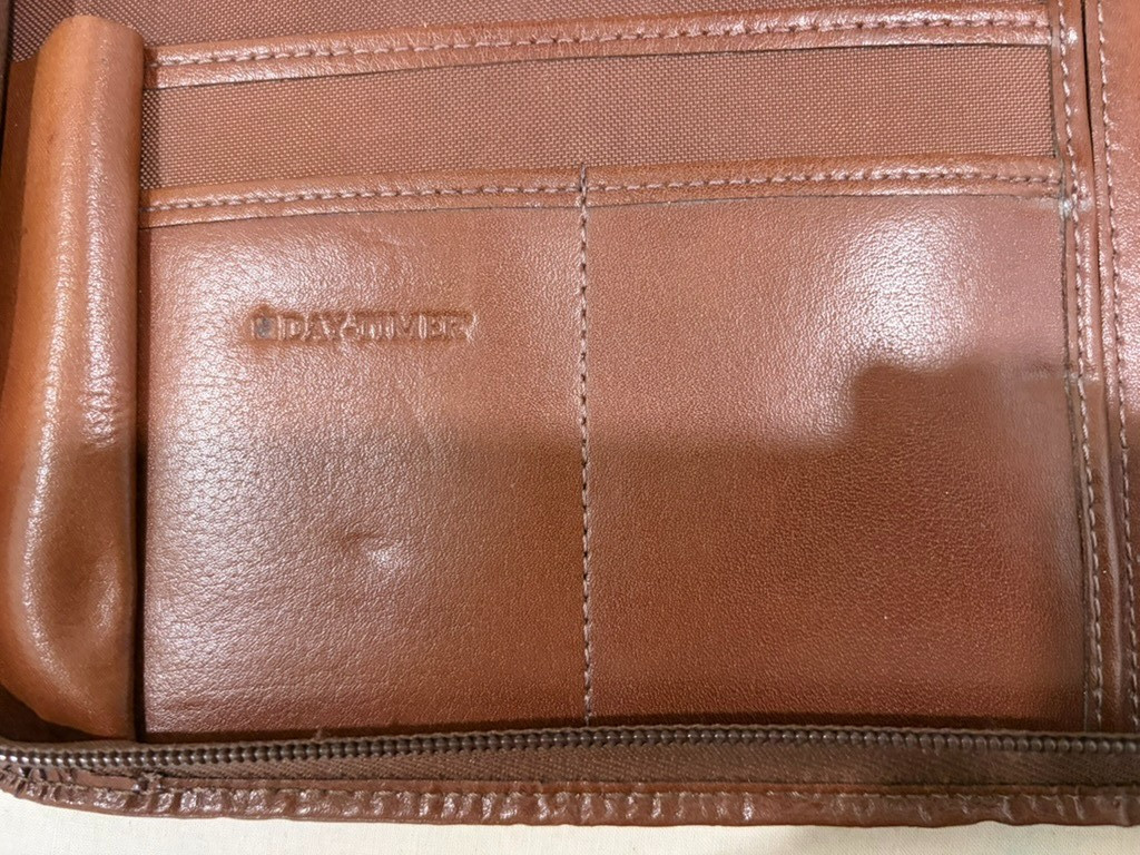 Vtg DayTimer Planner Organizer Brown Leather Zipper Closure 7Ring Binder 8×10.5″