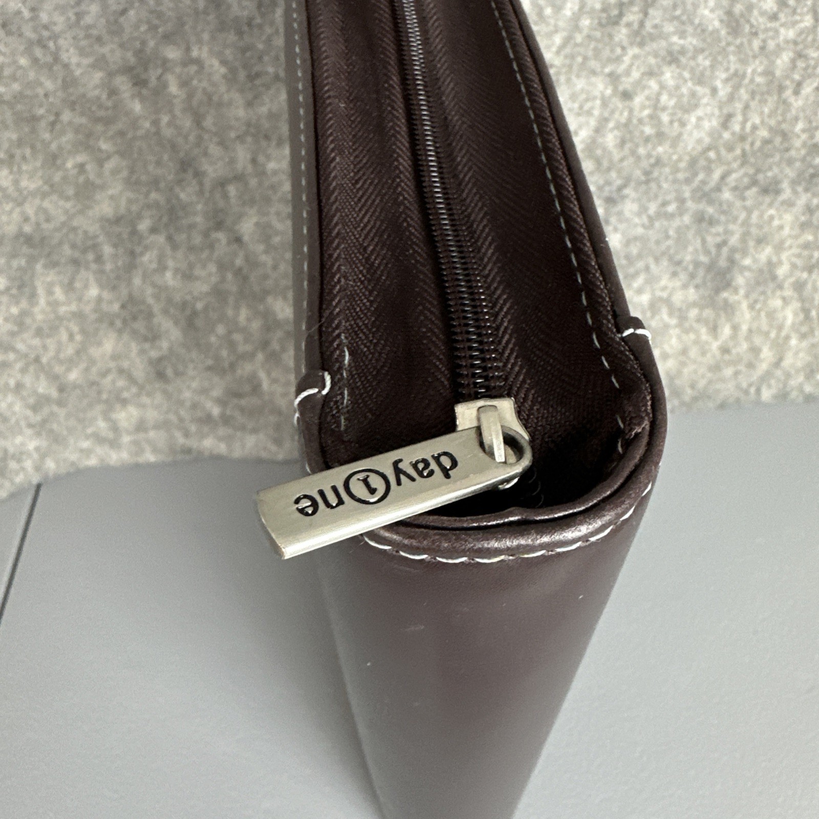 Franklin Covey Day 1 One Brown CLASSIC Planner Zips Handles 7 Rings Faux Leather