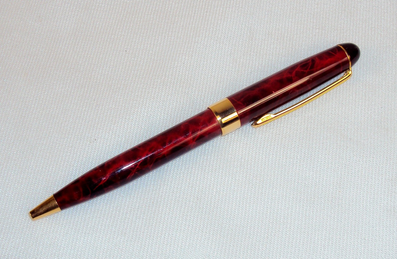 Executive 2 Ballpoint Pen Gift Set ~ Red & Blue Marble Pattern w/Gold Tone Trim