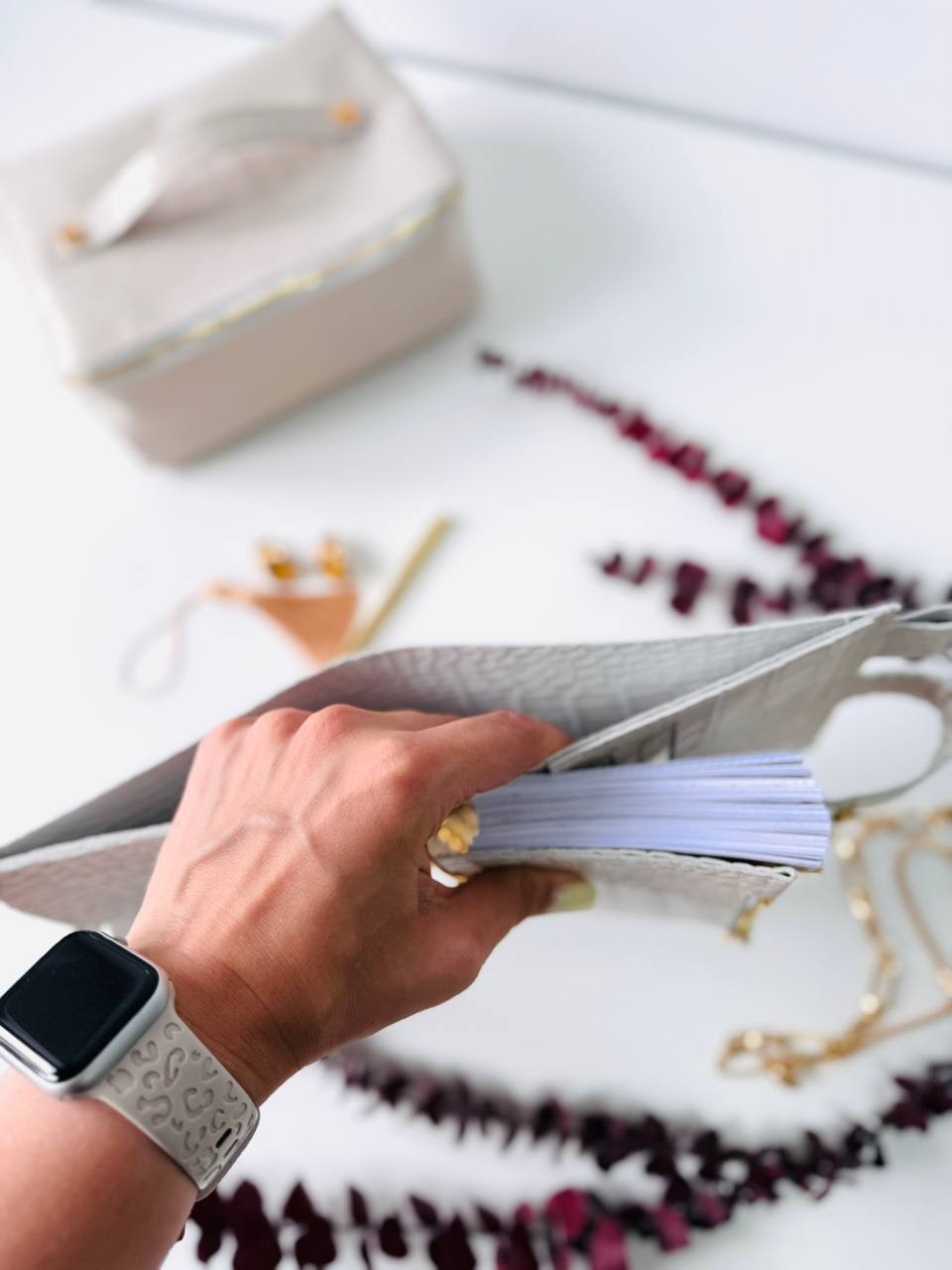 Elegant A7 Mini Planner dated 2026 in a Storage Case – Natural Italian Leather.