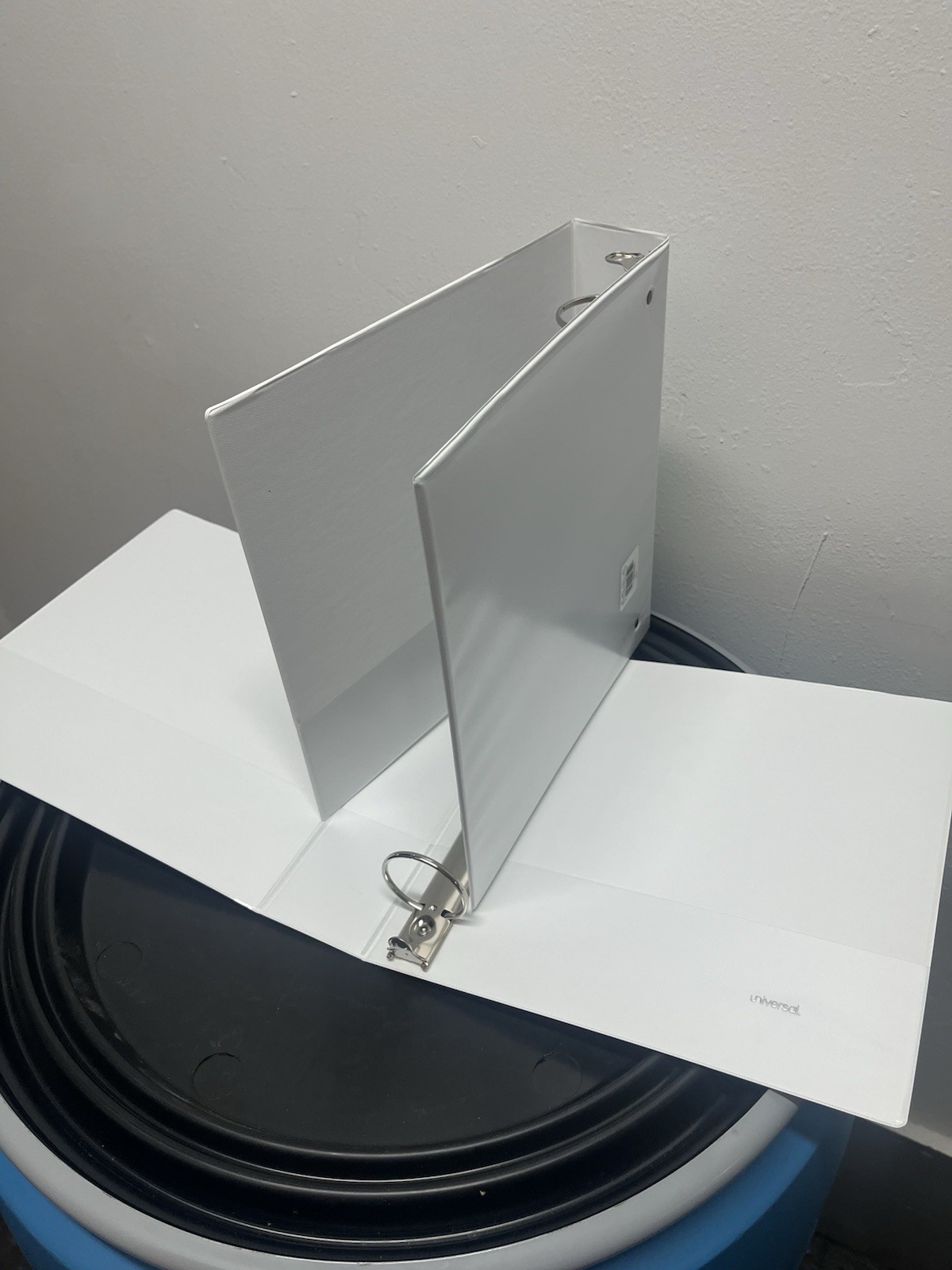 Universal 3-Inch Presentation Binder White Vinyl Clear Overlay Back Mount Rings