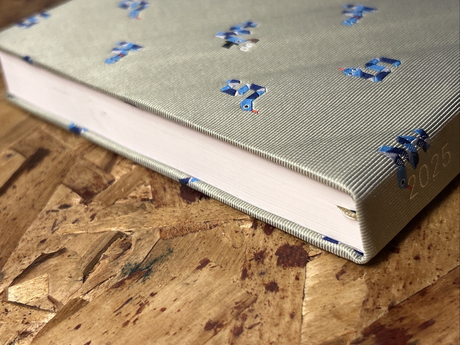 Hobonichi Techo 2025 HON English A5 Size/January Start – bow & tie snake toy