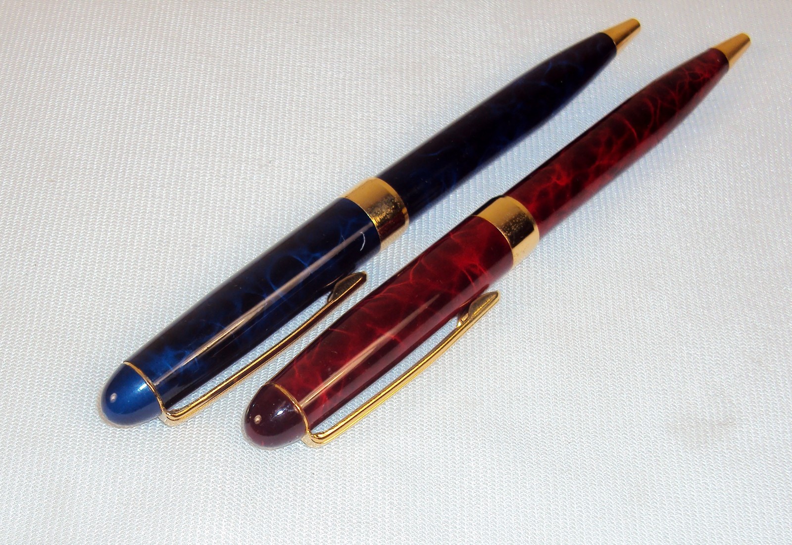 Executive 2 Ballpoint Pen Gift Set ~ Red & Blue Marble Pattern w/Gold Tone Trim