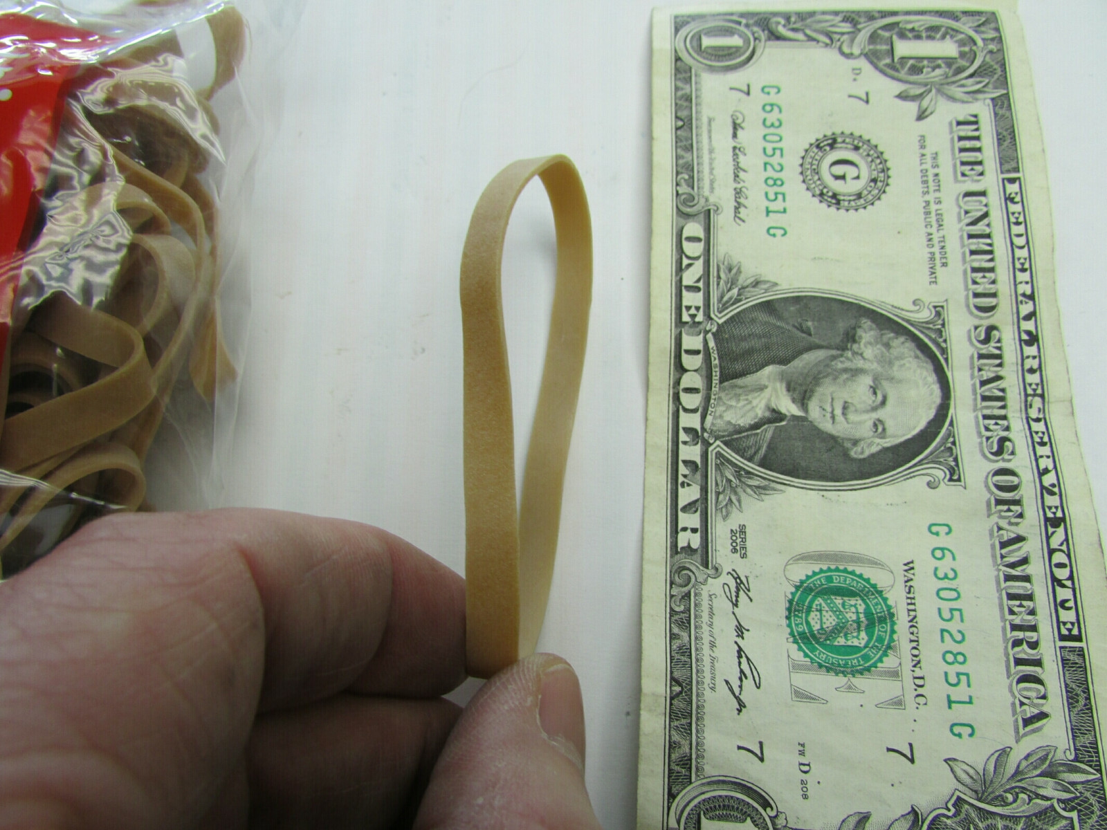 1/4 Pound Bags / 75 Pcs of Large Universal Rubber Bands 1/4″ x 3-1/2″ UNV00464