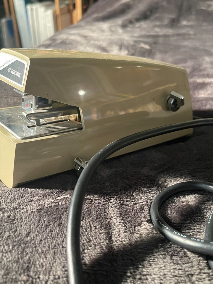HEAVY DUTY Electric Stapler Model No.67 No. LF601763 115 V.A.C. 60 Hz. 7A