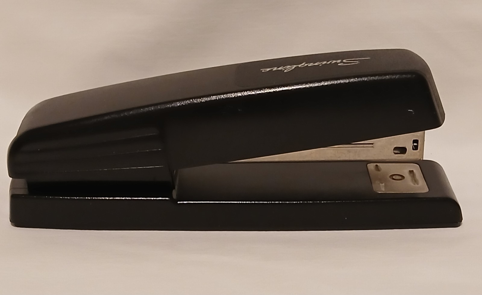 Swingline Model 545 Black Standard Desktop Stapler Lightweight Easy To Use EUC
