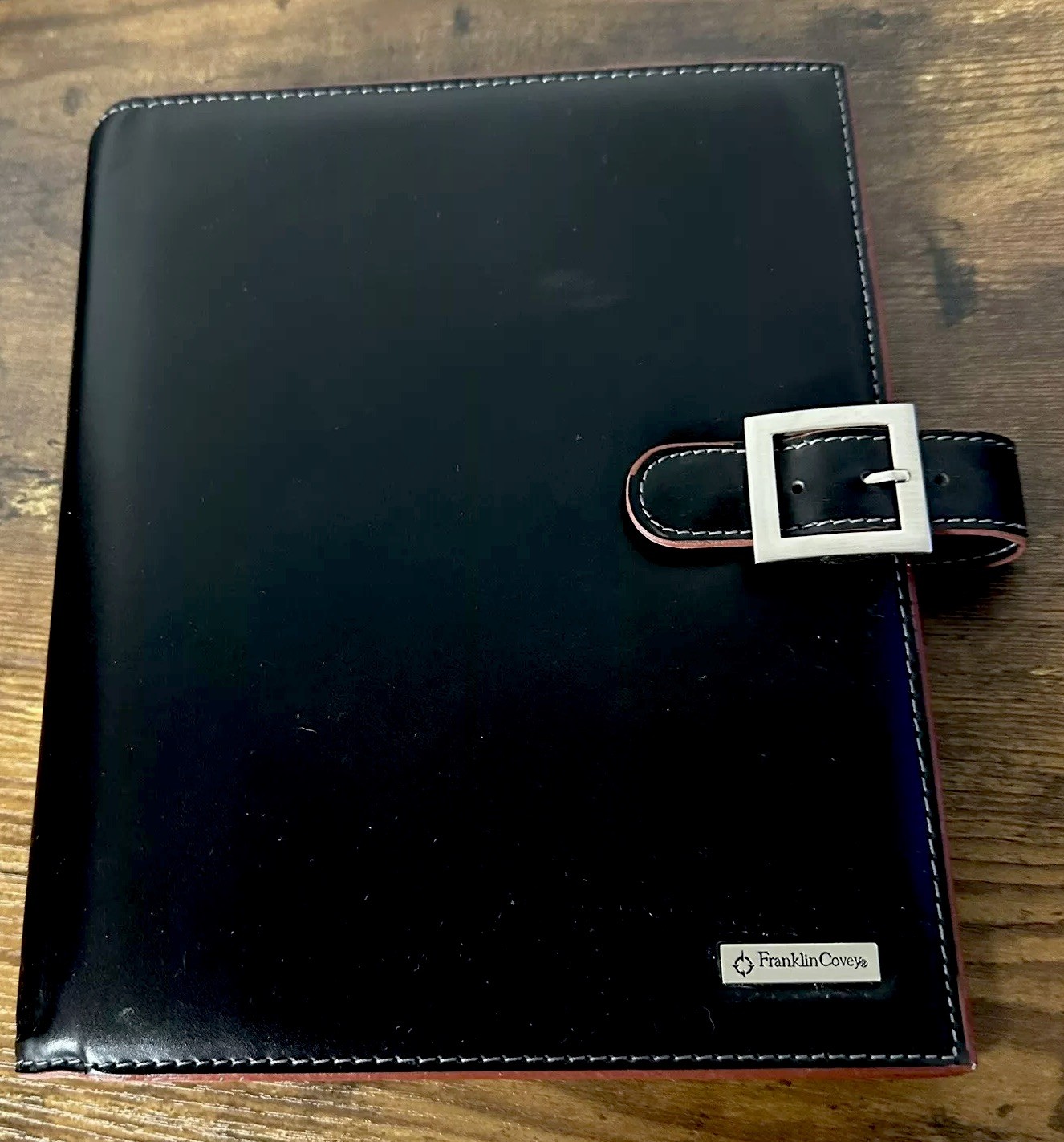Franklin Covey Classic Black 7 Ring Binder Snap Closure Buckle Strap Red Detail
