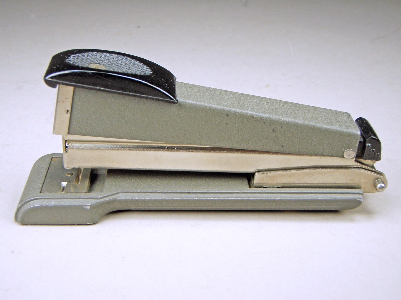 Vintage Apsco 4004 Office / Desk Stapler Small Made in Sweden 5″ Avocado