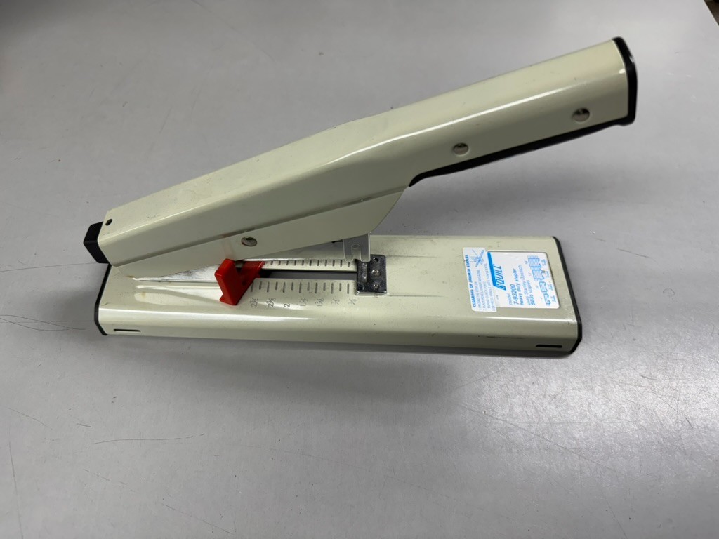 Vintage Heavy-Duty Stapler Quill 7-93200 – 150 Sheet MAX – Beige – Office