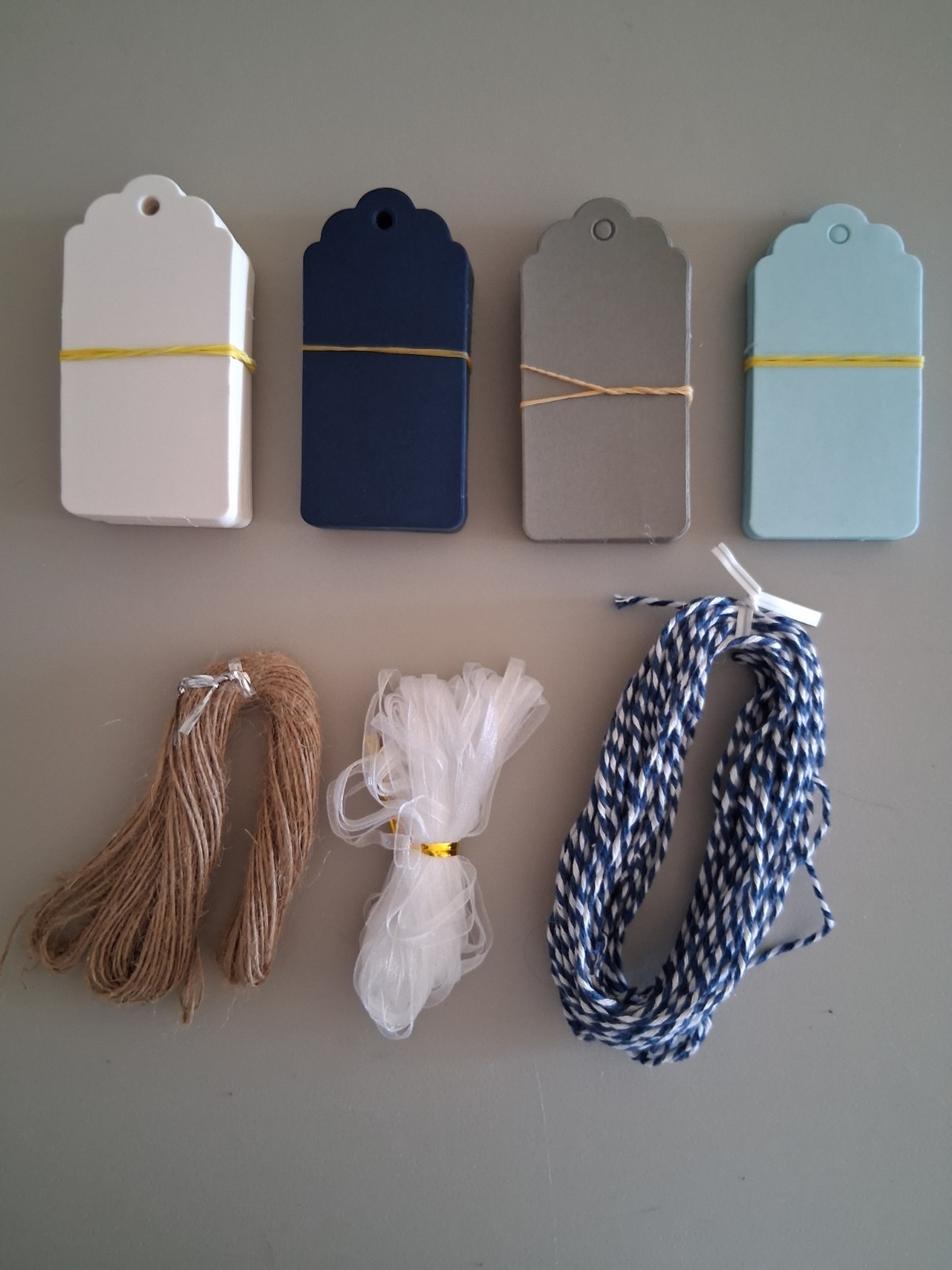 SALLY FASHION LARGE HANG TAGS 1 3/4″ X 3.5″ 180 PC BLUE, WHITE, AND GREY