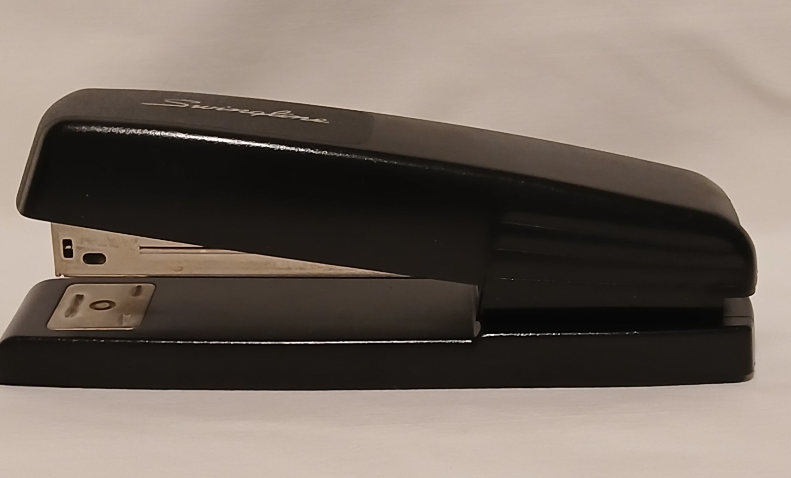 Swingline Model 545 Black Standard Desktop Stapler Lightweight Easy To Use EUC