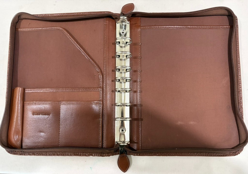 Vtg DayTimer Planner Organizer Brown Leather Zipper Closure 7Ring Binder 8×10.5″