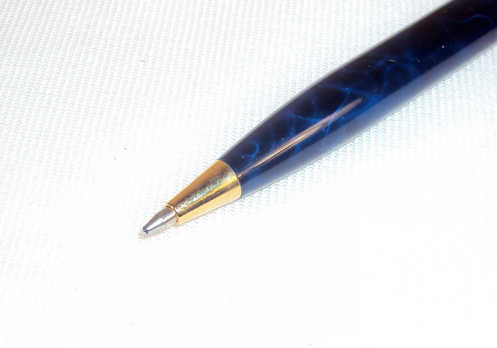 Executive 2 Ballpoint Pen Gift Set ~ Red & Blue Marble Pattern w/Gold Tone Trim